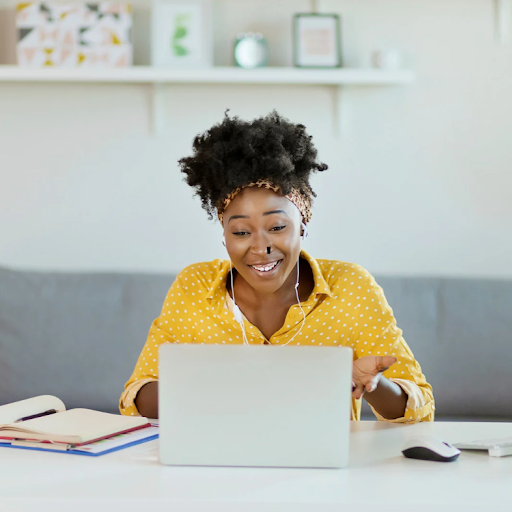 Entrepreneure suivant une formation en ligne